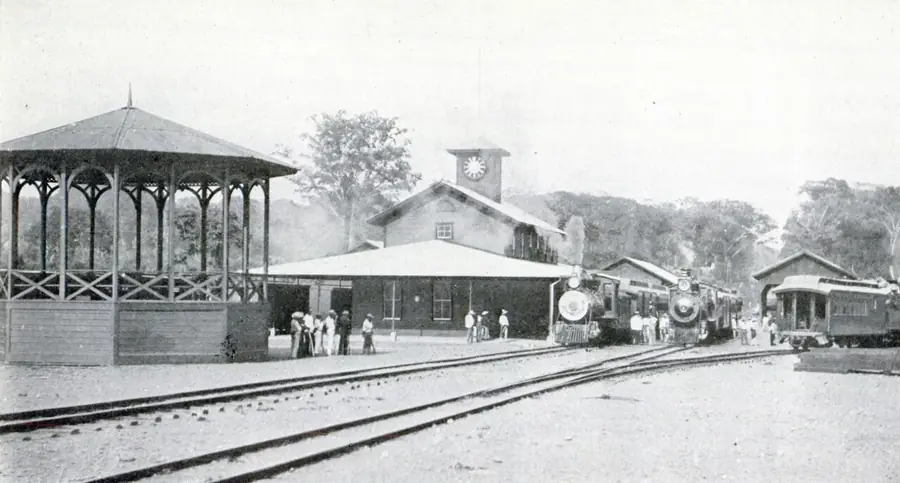 Estación del ferrocarril de Mazatenango en blanco y negro, con trenes y un quiosco de madera