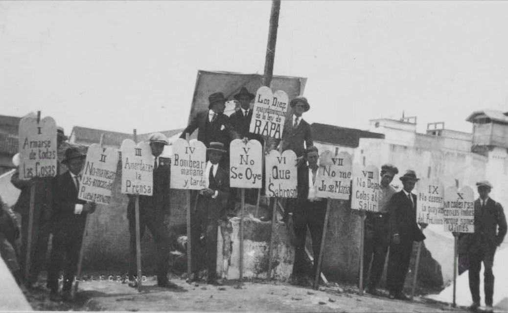 Estudiantes con carteles satíricos durante la Huelga de Dolores de 1922