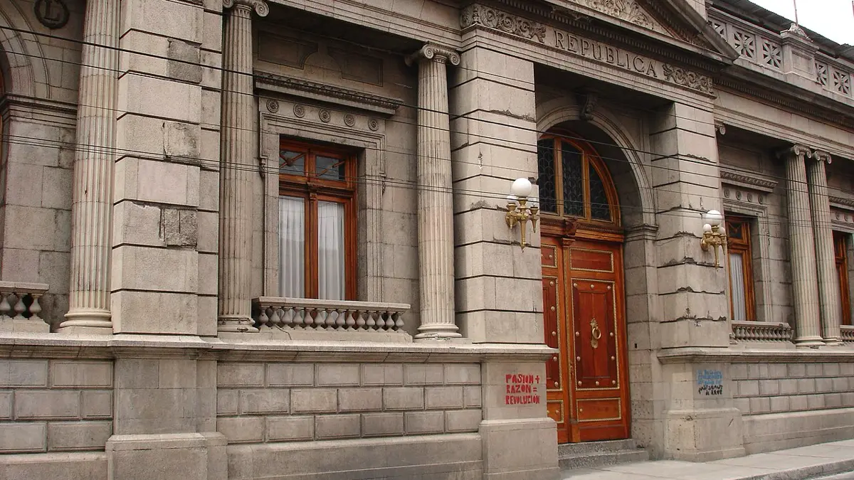 Fachada de piedra de un edificio neoclásico con la palabra REPÚBLICA grabada sobre la entrada