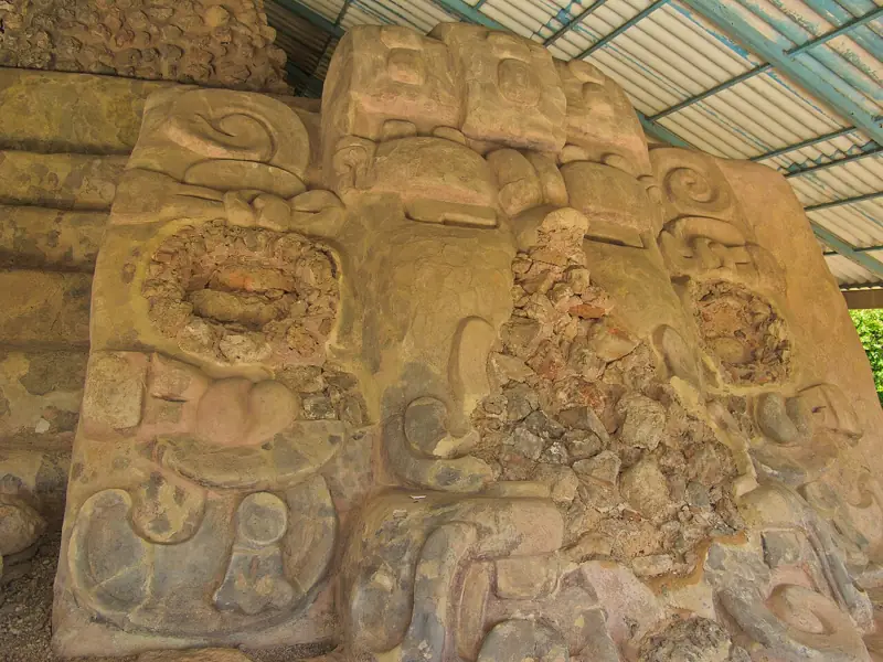 Relieves de estuco de un edificio maya en Acanceh, Yucatán, con figuras en alto relieve