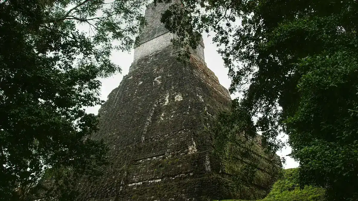 Vista de un templo de piedra en el sitio arqueológico de Tikal, en el Petén