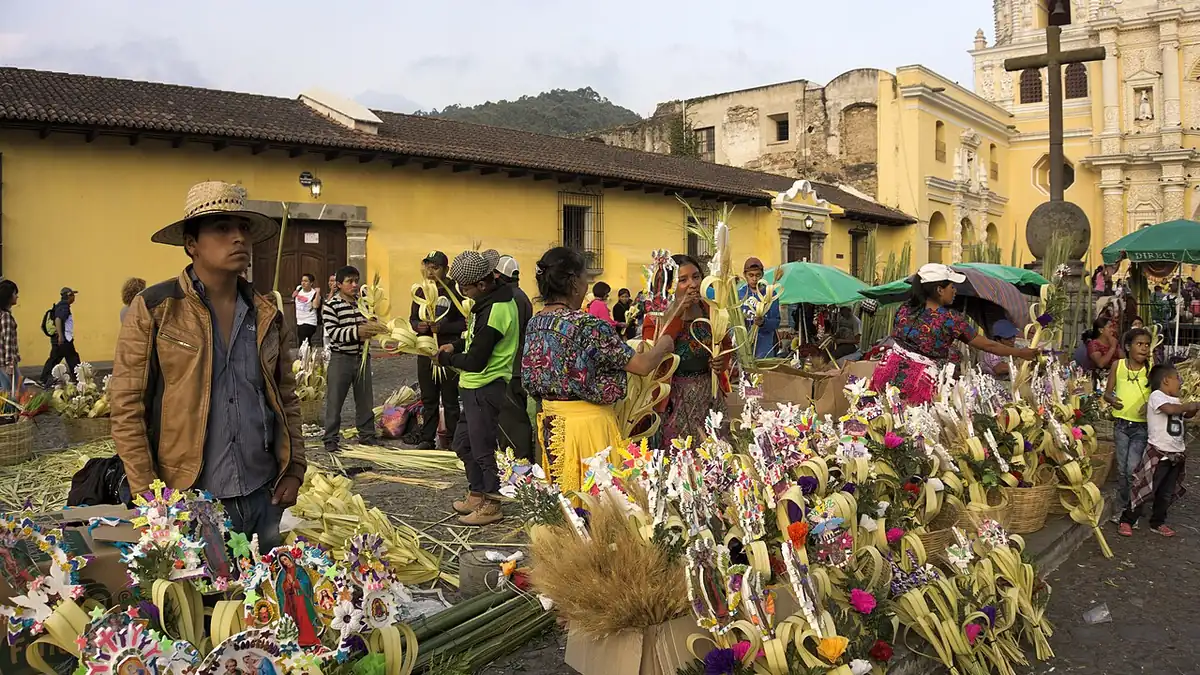 Puestos con ramos de palma y flores de papel en Antigua Guatemala