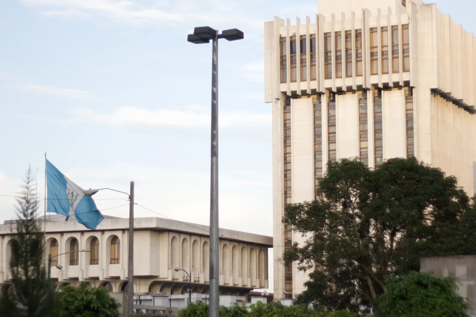 El Palacio de Justicia y la torre de la Corte Suprema de Justicia, en el Centro Cívico de la Ciudad de Guatemala
