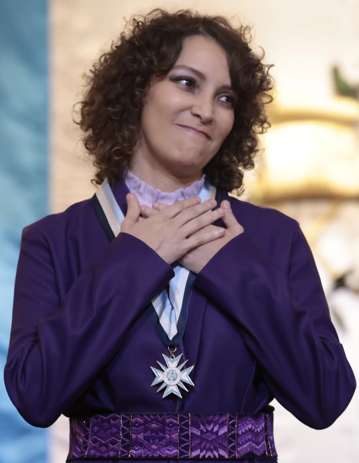 Gaby Moreno con la Orden Presidencial de Guatemala, durante la entrega en el Palacio Nacional de la Cultura