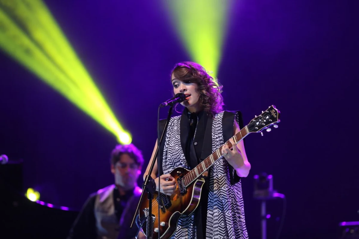 Gaby Moreno cantando con su guitarra en un concierto