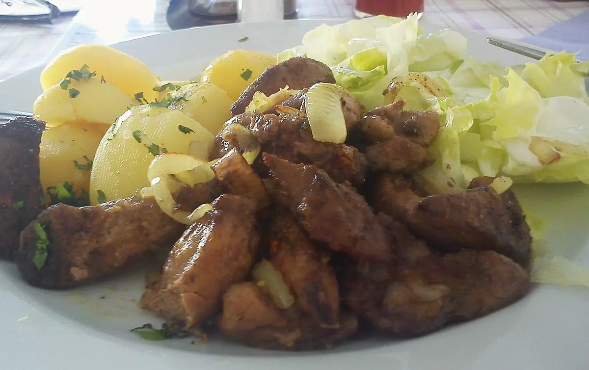 Tiras de hígado con cebolla dorada sobre un plato