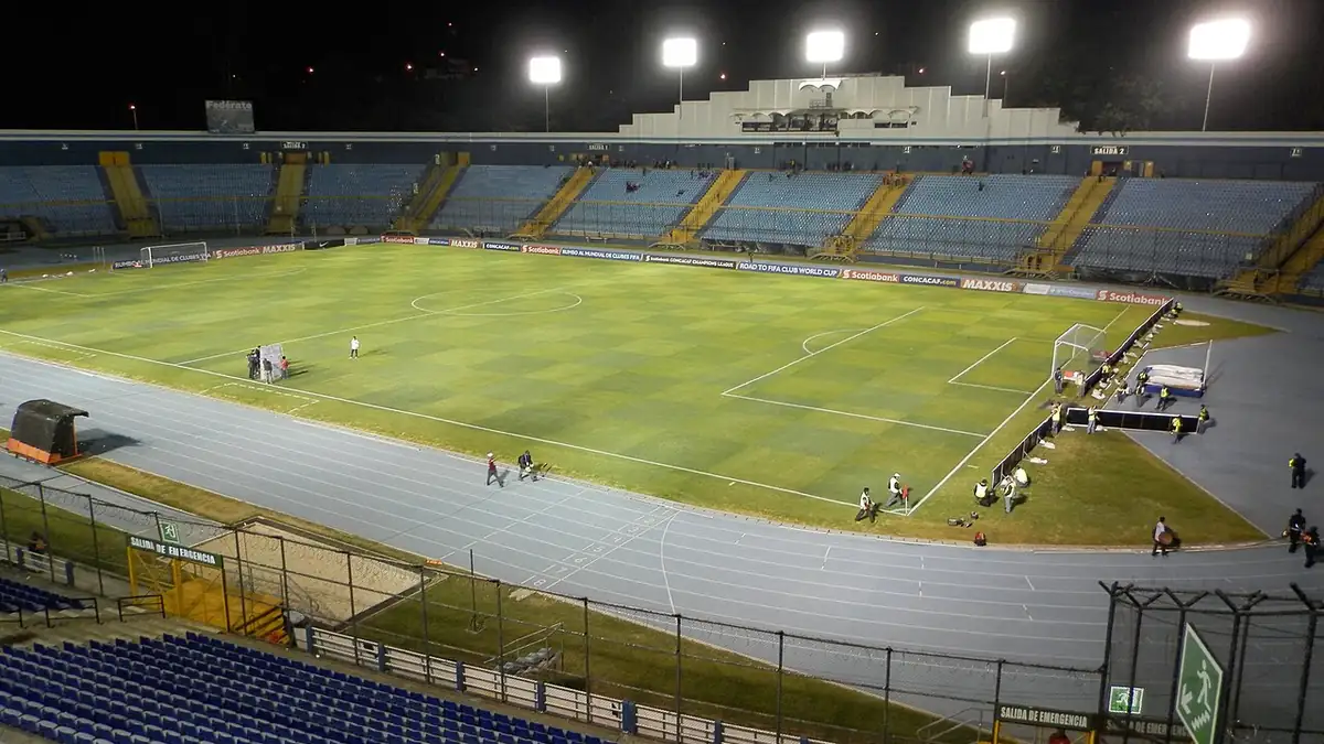 Vista de la tribuna del Estadio Mateo Flores en la Ciudad de Guatemala