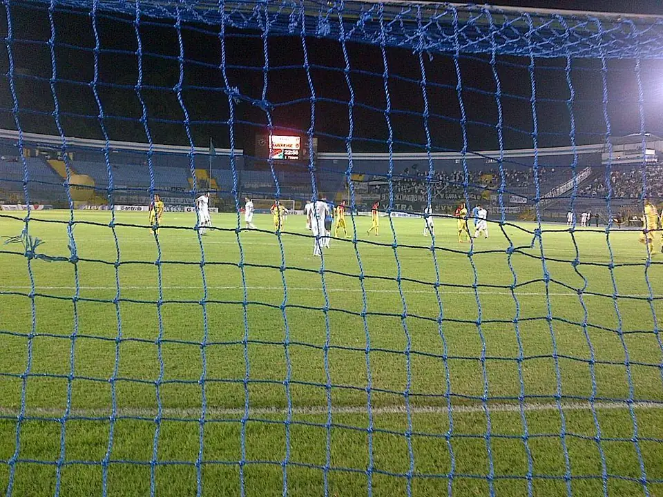 Graderío sur del estadio Mateo Flores, visto desde la portería norte