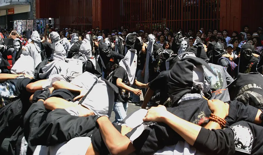 Grupo de estudiantes encapuchados durante una actividad de la Huelga de Dolores
