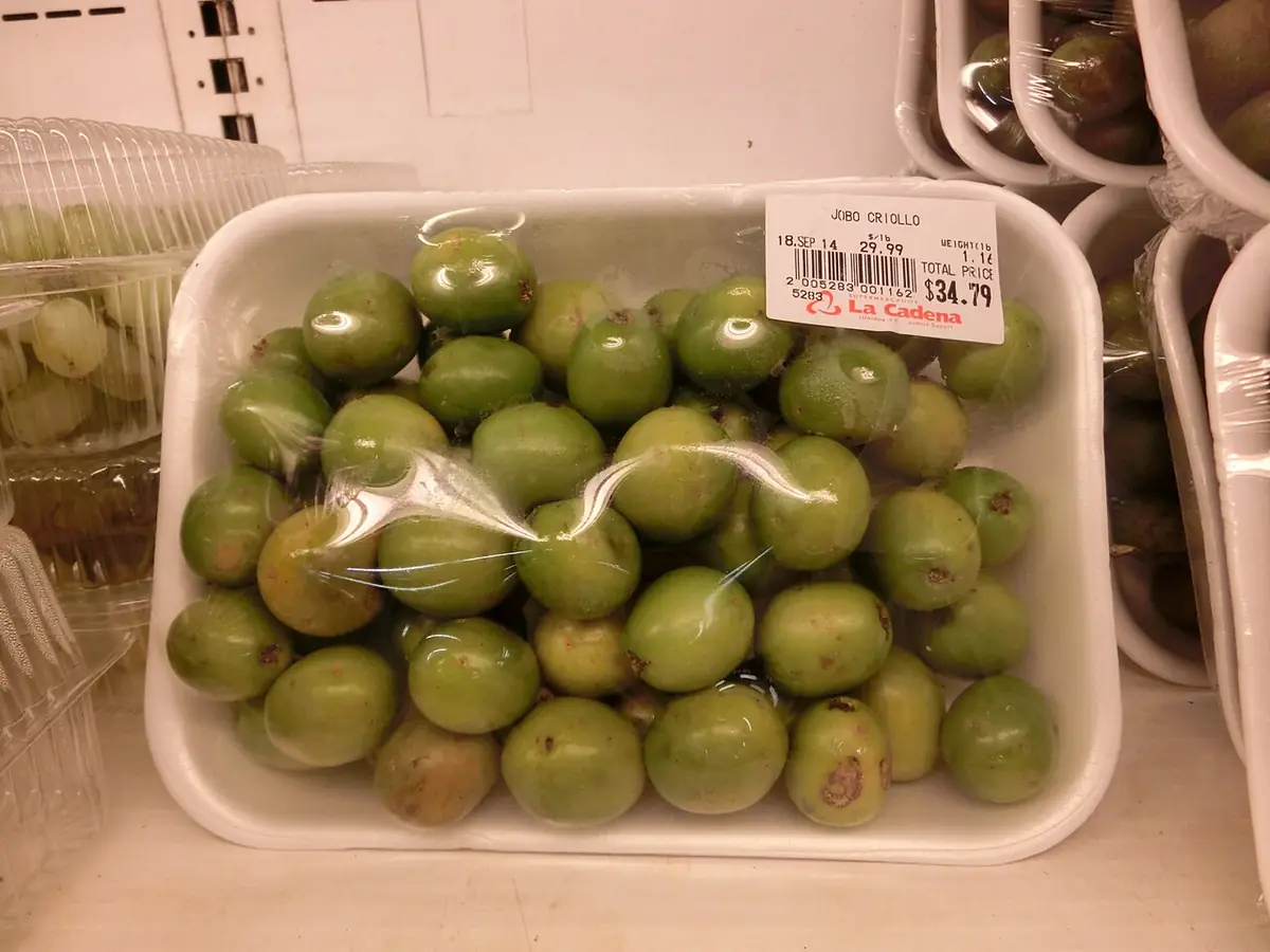 Frutos verdes de jobo en una bandeja de un mercado