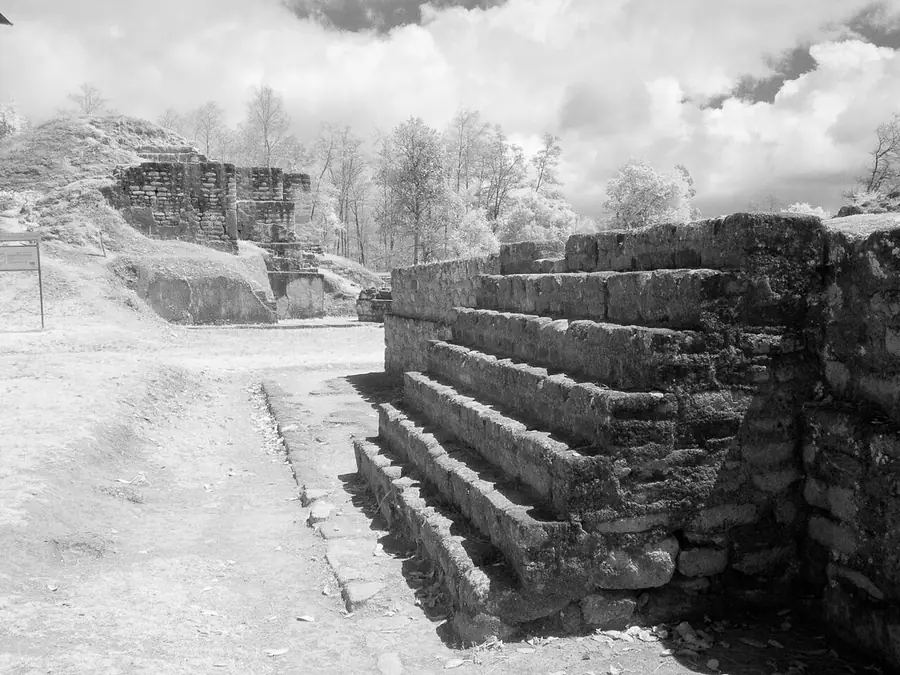 Escalinatas de piedra de la cancha de la Plaza A del sitio de Iximché