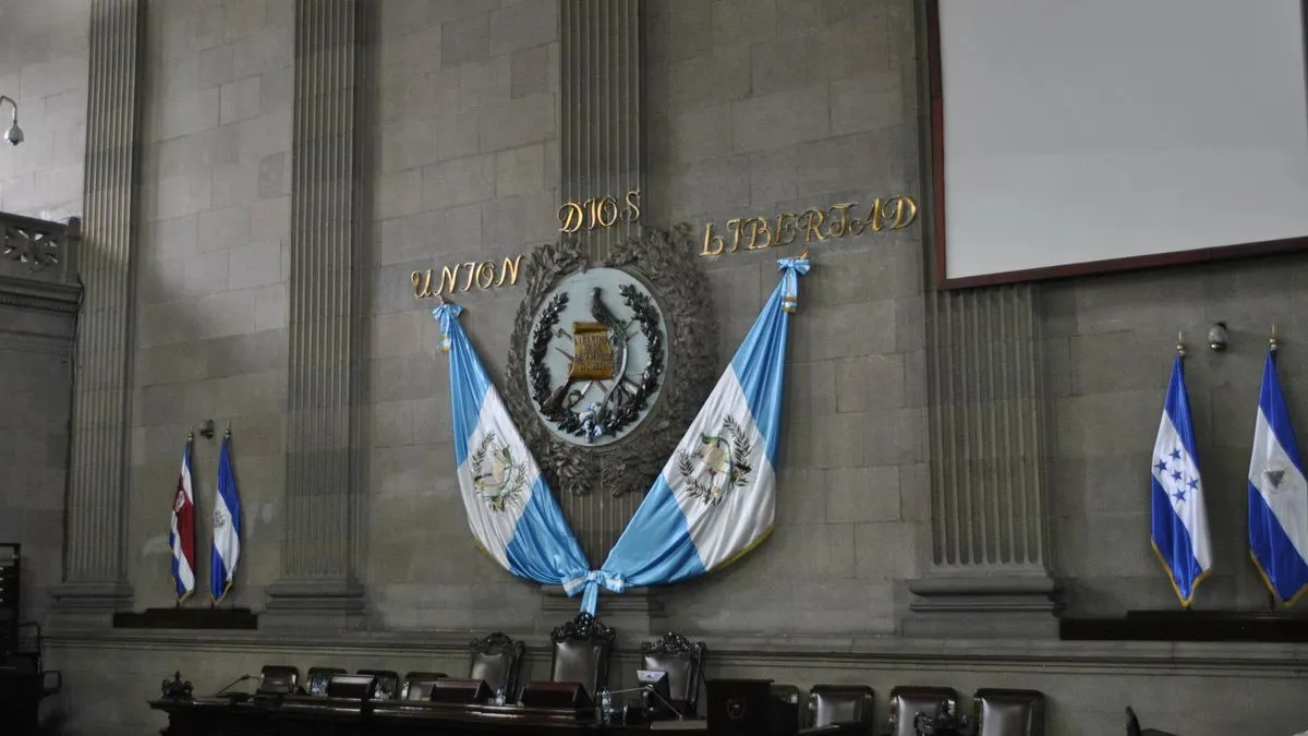 Salón del Congreso de la República de Guatemala con el escudo nacional, banderas y curules