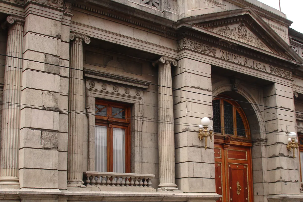 Fachada del Palacio del Organismo Legislativo en el Centro Histórico de la Ciudad de Guatemala, con columnas, puerta de madera y la palabra República tallada en el frontón