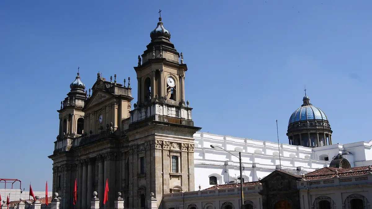 Fachada y cúpula de la Catedral Metropolitana de la Ciudad de Guatemala bajo un cielo azul