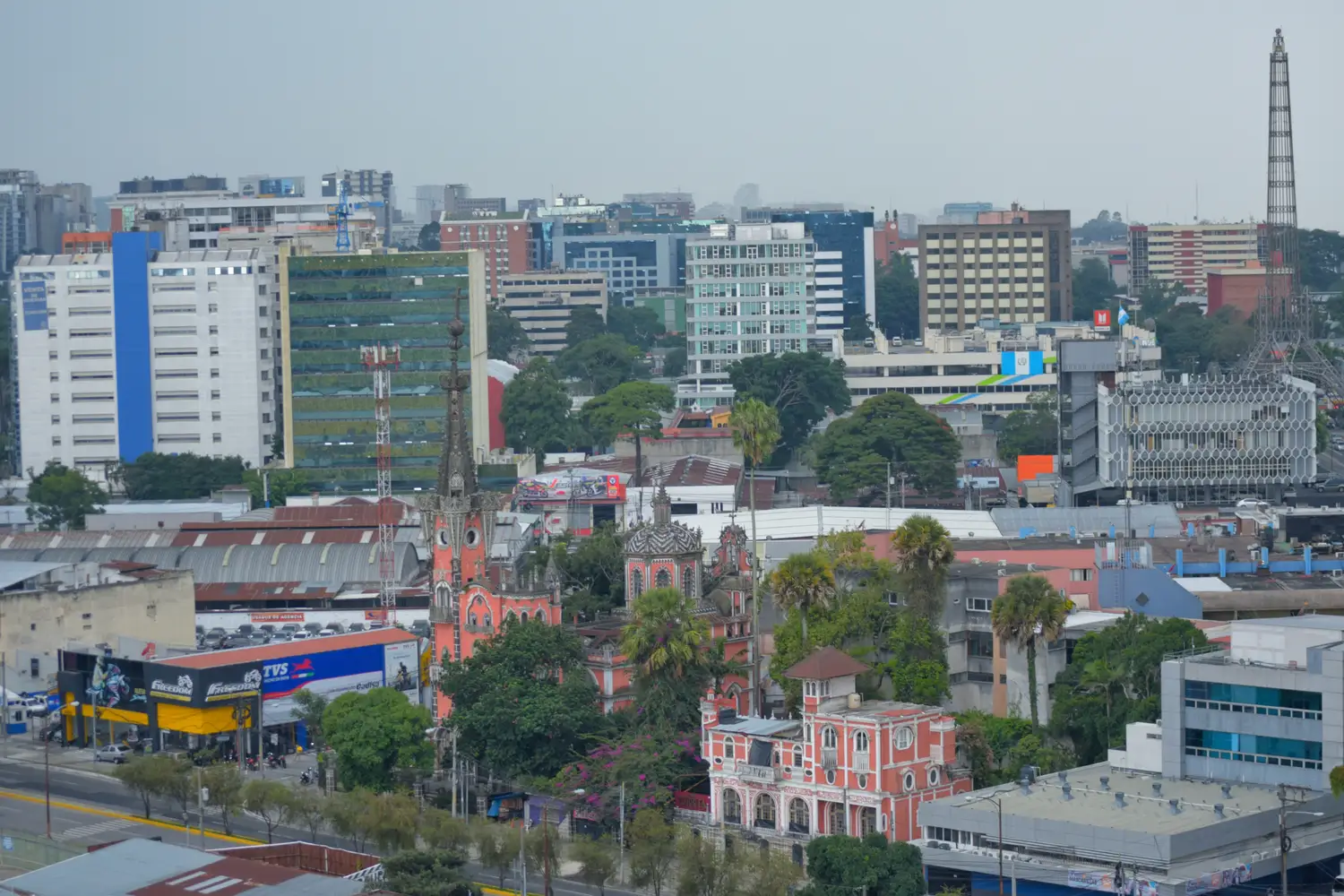 Vista de edificios de oficinas y del centro de la Ciudad de Guatemala desde un punto alto