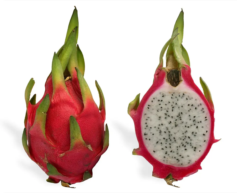 Pitaya partida por la mitad, con pulpa blanca y semillas negras distribuidas en la pulpa