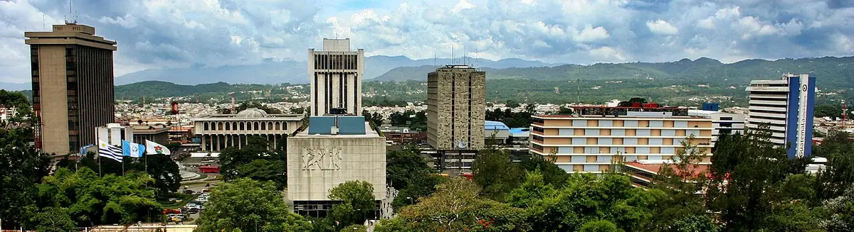 Vista panorámica del Centro Cívico de la Ciudad de Guatemala, con edificios públicos, banderas y árboles