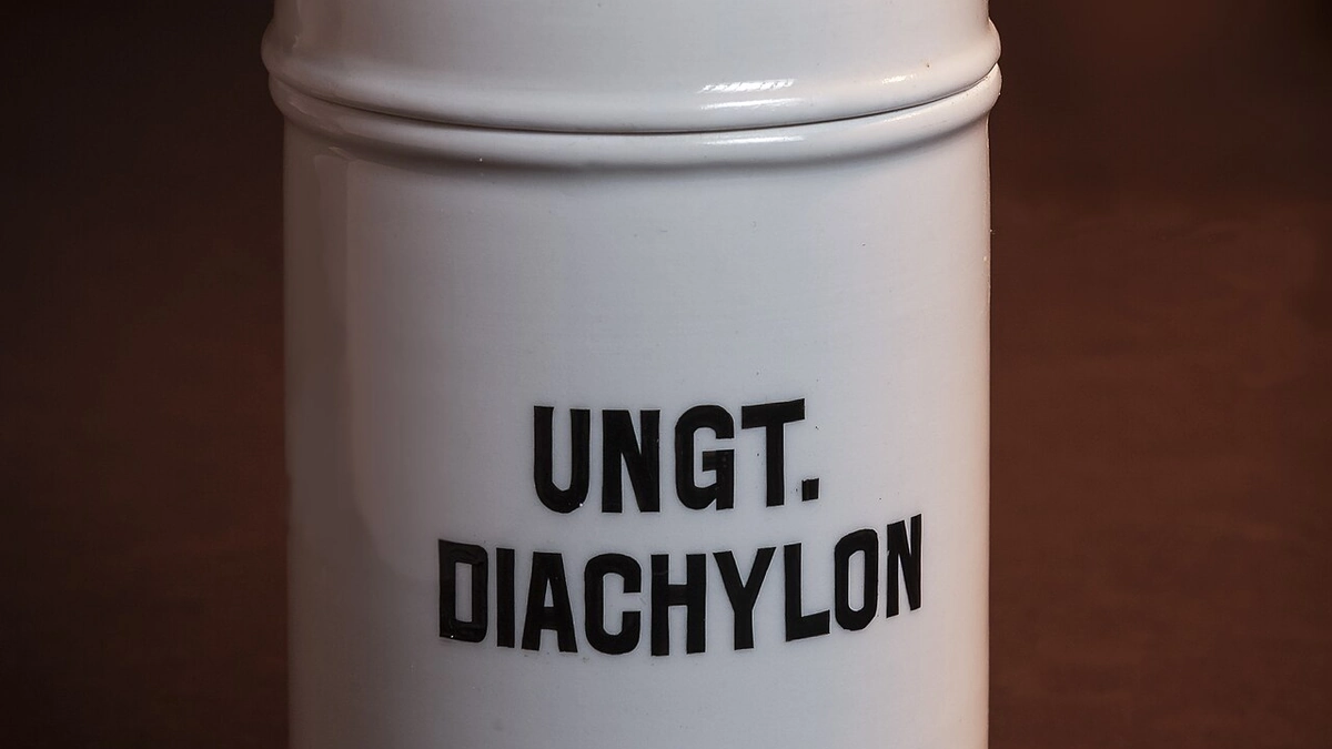 Frasco blanco de ungüento con la etiqueta «Ungt. Diachylon»