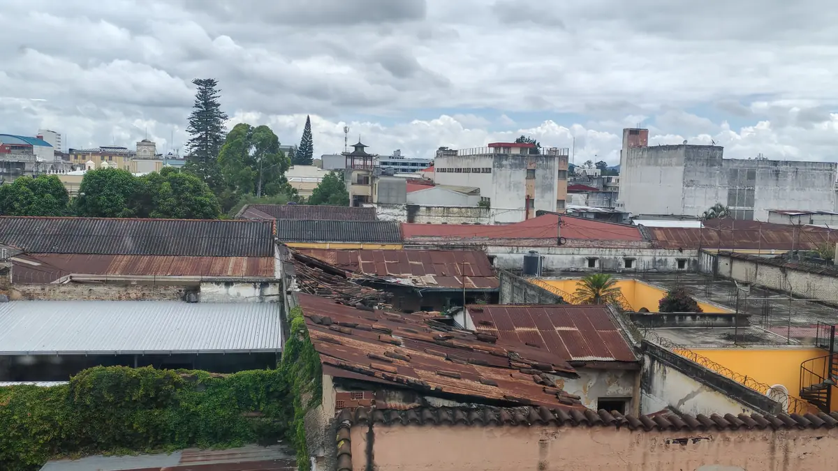 Vista de techos de lámina y teja con daños en la ciudad de Guatemala