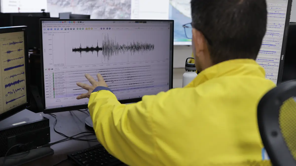 Técnico del Insivumeh frente a una pantalla con un registro sísmico