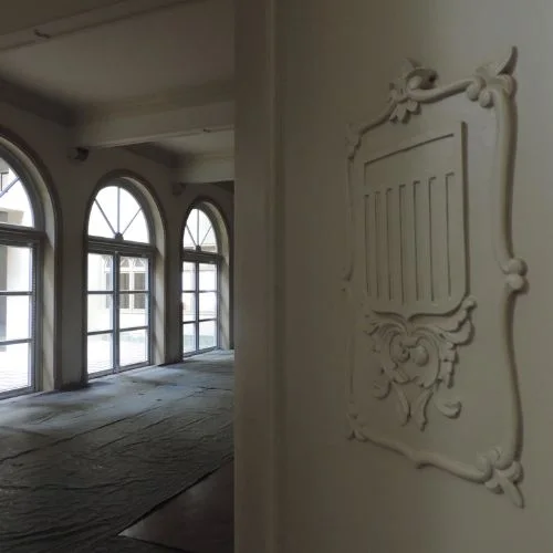 Interior del Antiguo Club Americano con ventanas arqueadas y detalles ornamentales