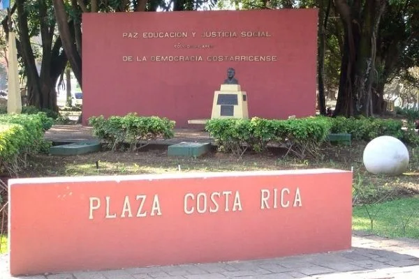 Plaza Costa Rica en la Avenida de las Américas