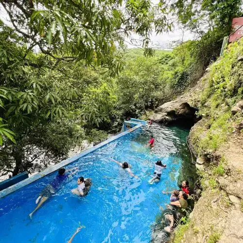 Poza de agua junto a una gruta del Balneario Cueva Andá Mirá