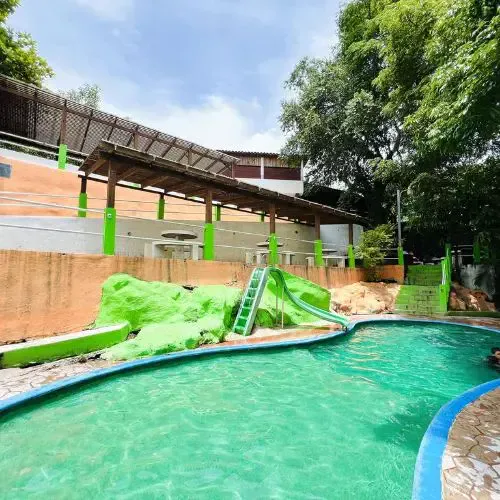 Piscina natural y cueva de rocas en Jalpatagua, Jutiapa