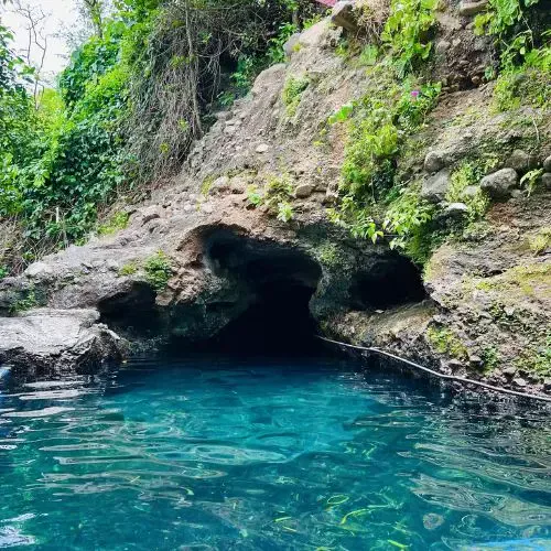 Poza de agua cristalina rodeada por rocas en Cueva Andá Mirá