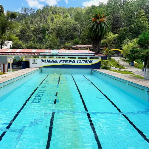 Área verde con árboles y espacios recreativos del Balneario Pachitac