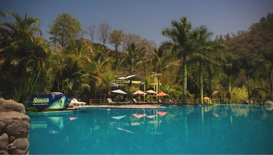 Piscina y áreas de descanso del Balneario Xesuj entre montañas