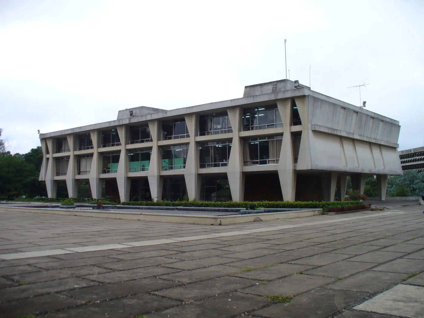 Edificio de la Universidad de San Carlos usado como imagen contextual para la guía de la Biblioteca Nacional