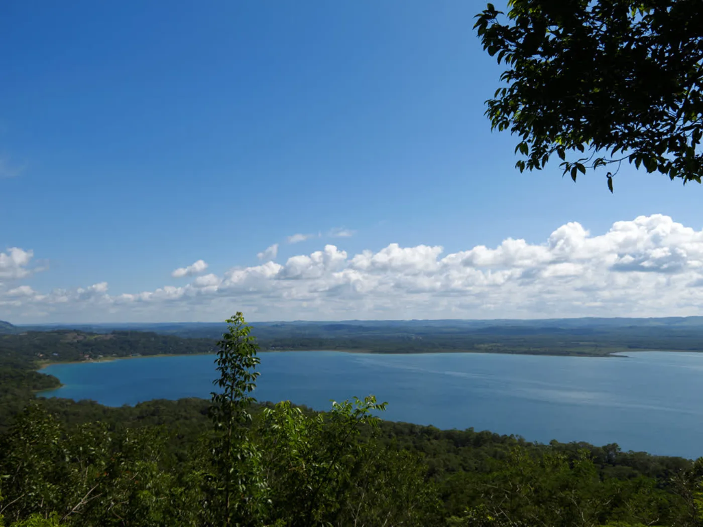 Vista del lago Petén Itzá desde un mirador del Biotopo Cerro Cahuí
