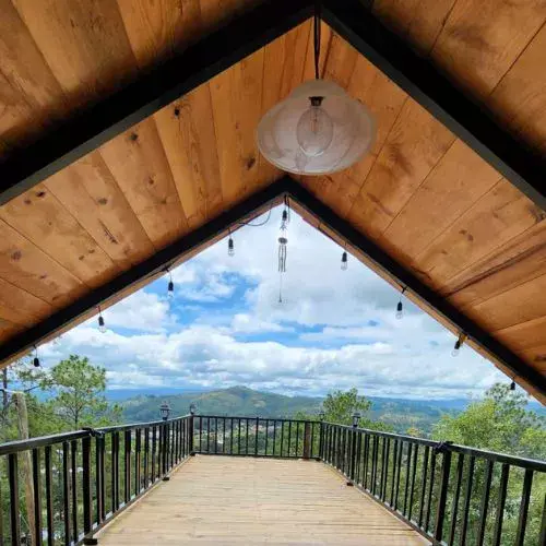 Terraza techada con vista a las montañas de Cabañas del Valle