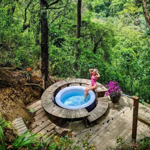 Jacuzzi al aire libre rodeado de árboles en Casa Blanca Glamping