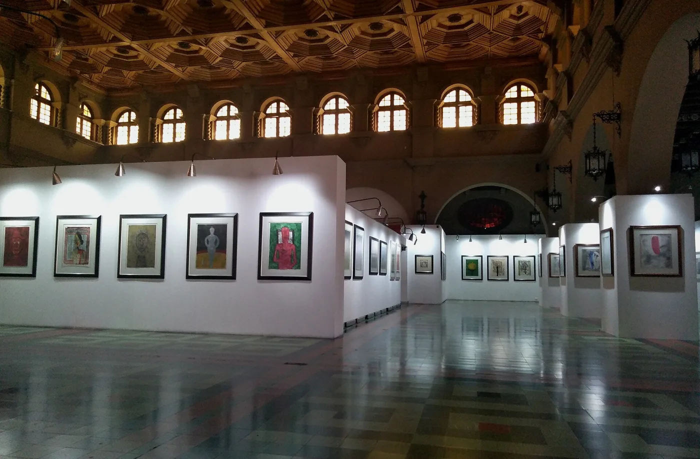Interior de un espacio cultural guatemalteco como referencia de visita