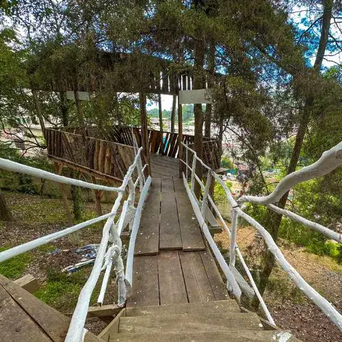 Puente de madera de la Casa del Árbol en San Juan Sacatepéquez