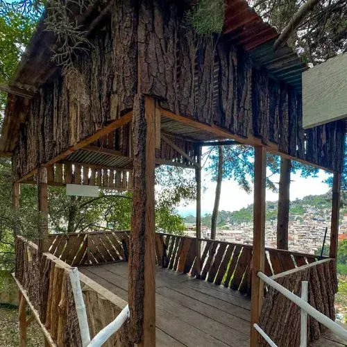 Plataforma de madera con vista hacia San Juan Sacatepéquez