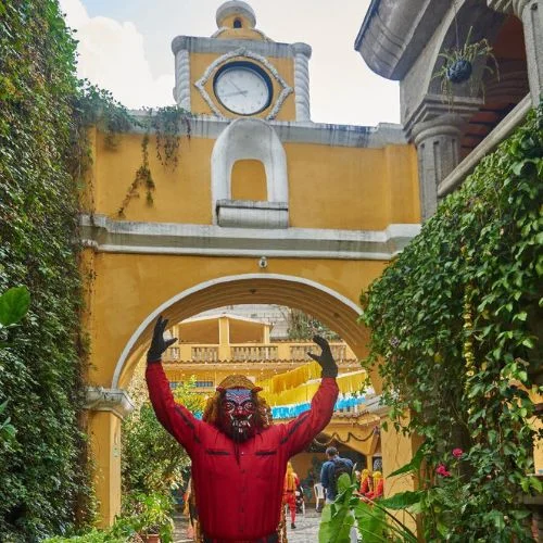 Mural con referencias culturales de Guatemala en la Casa del Turista