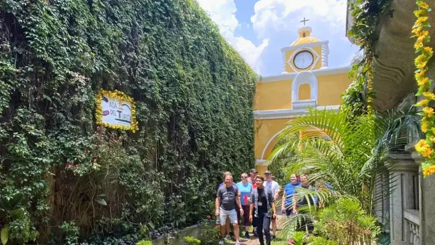 Visitantes recorren el jardín de la Casa del Turista en Ciudad Vieja