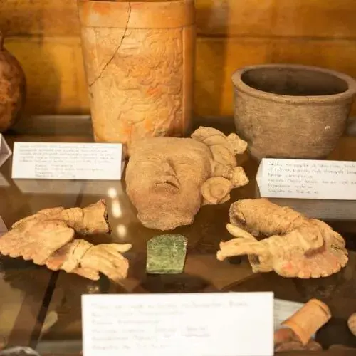 Objetos coloniales y artesanales dentro de la Casa Museo San Andrés Ceballos