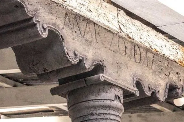 Columna con una fecha en la Casa Oliver