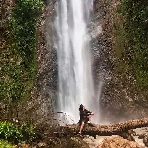 Persona frente a la caída principal de la Cascada Patrubalá