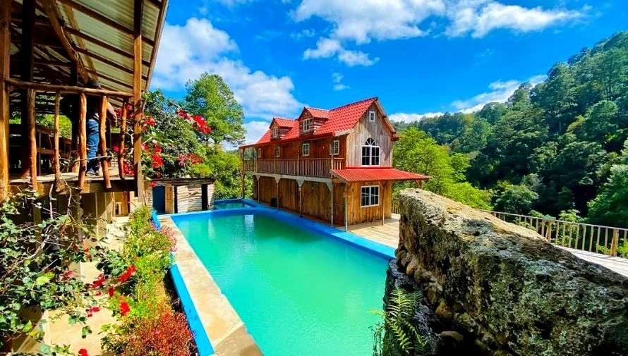 Piscina al aire libre y cabaña de madera en Urlanta