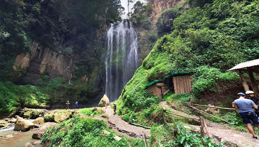 Cascada de Urlanta entre bosque y senderos naturales