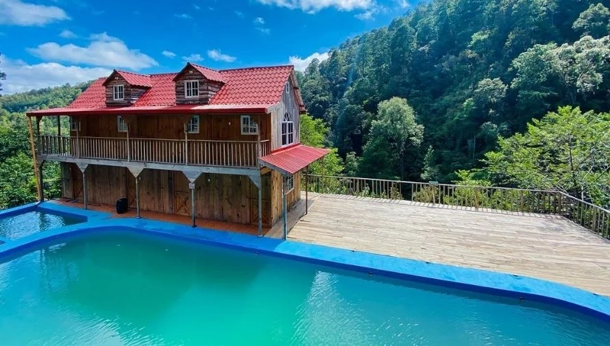 Cabaña de madera junto a la piscina en el Centro Ecoturístico Urlanta
