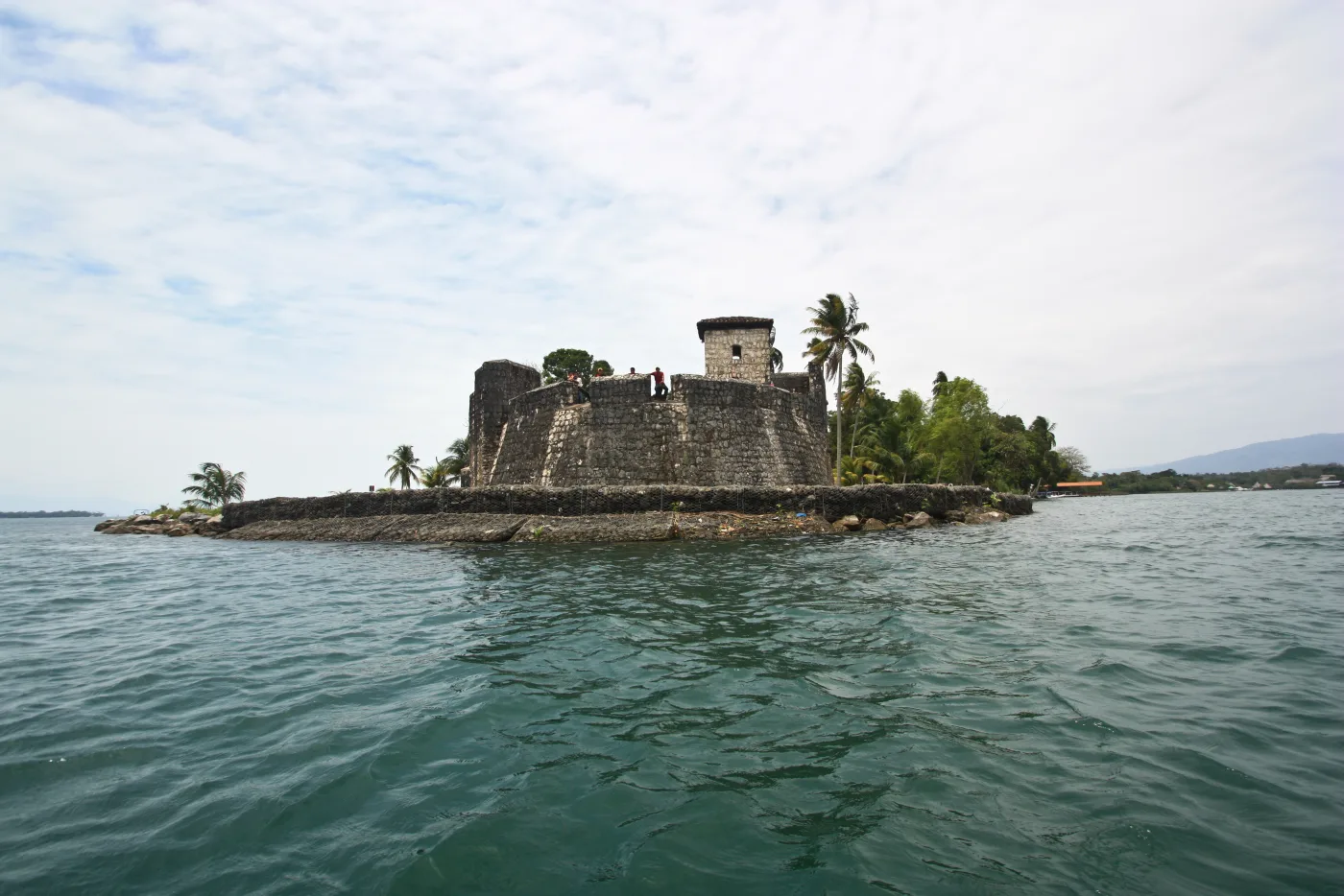 Castillo de San Felipe de Lara visto desde el agua en el Lago de Izabal