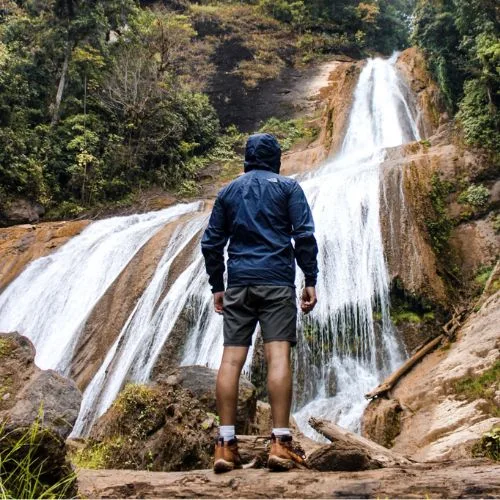 Visitante frente a la caída de agua de la Catarata Chichel