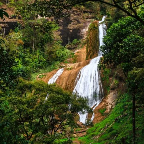 Caída de agua de la Catarata Chichel vista entre árboles