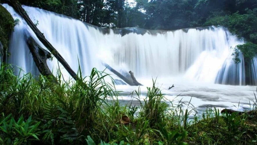Caída de agua de las Cataratas de Caxlampón rodeada de vegetación en Petén